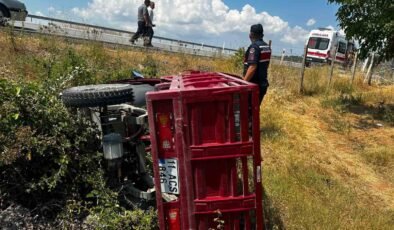 Elektrikli motosiklet kontrolden çıkarak devrildi, sürücüsü yaralandı