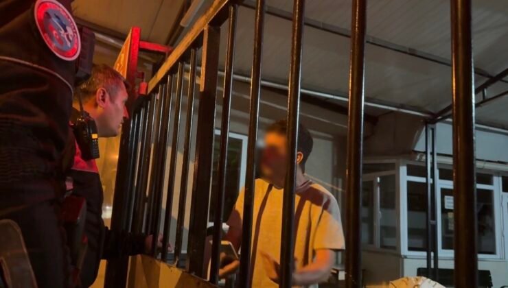Elini yıkamaya girdiği camide kilitli kalan vatandaş taş atarak yardım istedi