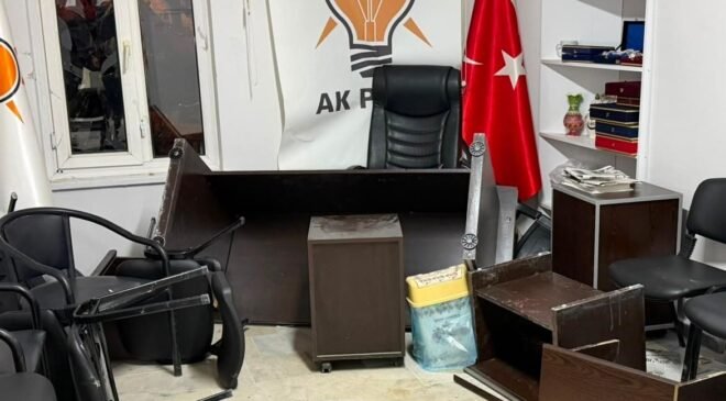 Emet’te AK Parti İlçe Başkanlığı binasına saldırı
