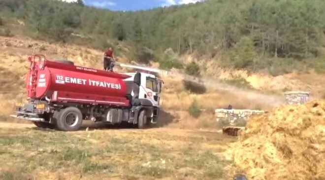 Emet’te saman yüklü kamyonet alev aldı