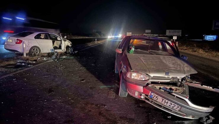 Eskişehir-Ankara yolunda iki otomobil çarpıştı: 5 yaralı