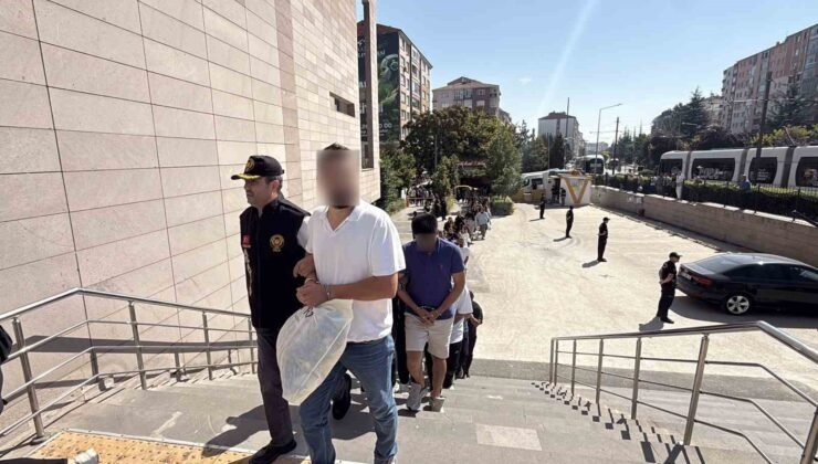 Eskişehir merkezli dev dolandırıcılık operasyonunda yakalanan 90 şüpheli adliyeye sevk edildi