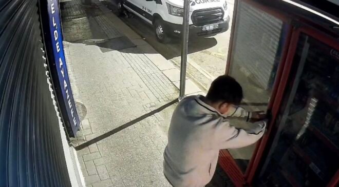 Eskişehir’de 2 çocuk kilitli meşrubat dolabını böyle zorladı