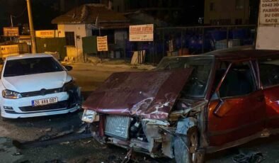 Eskişehir’de 2 otomobil kafa kafaya çarpıştı