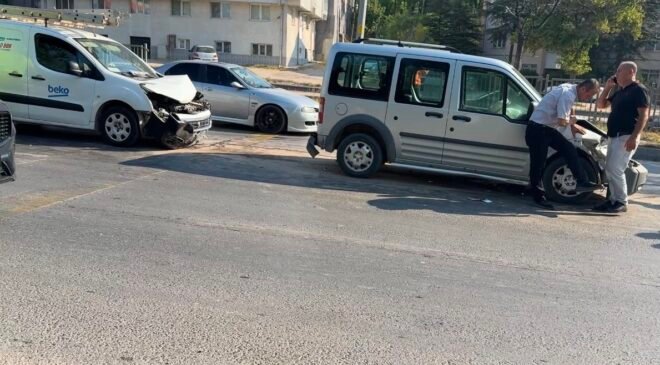 Eskişehir’de 4 aracın karıştığı zincirleme kaza: 2 yaralı