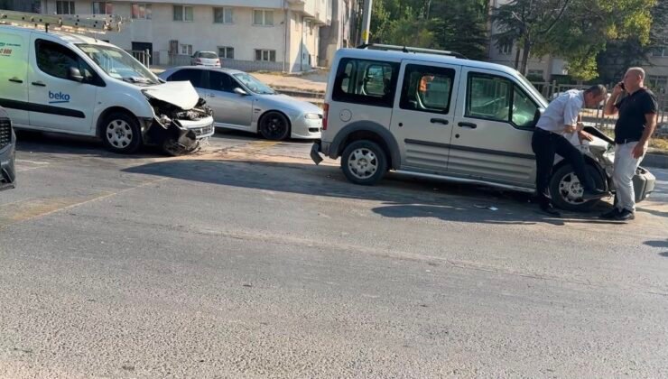 Eskişehir’de 4 aracın karıştığı zincirleme kaza: 2 yaralı
