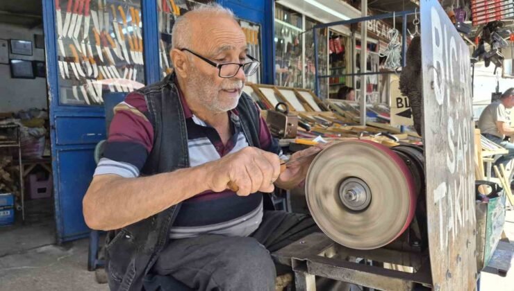 Eskişehir’de 82 yaşındaki Erhan amca, yıllardır gönlünü verdiği işi yapıyor