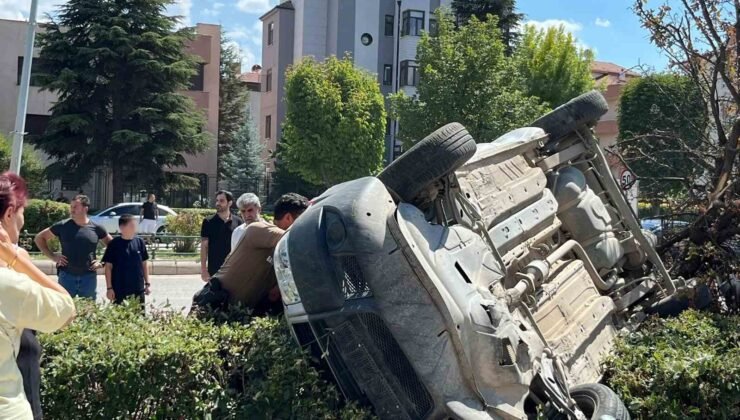 Eskişehir’de araç, çarptığı ağacı devirip takla attı