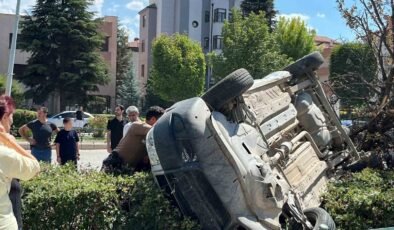 Eskişehir’de araç, çarptığı ağacı devirip takla attı