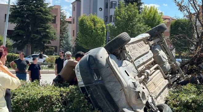 Eskişehir’de araç, çarptığı ağacı devirip takla attı