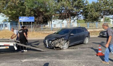 Eskişehir’de hafif ticari araç ile otomobil çarpıştı: 1 yaralı