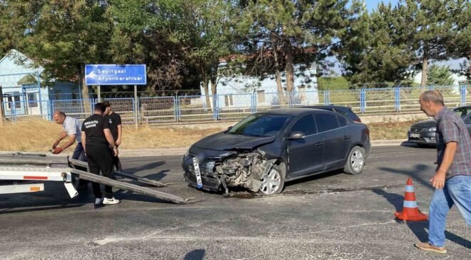 Eskişehir’de hafif ticari araç ile otomobil çarpıştı: 1 yaralı