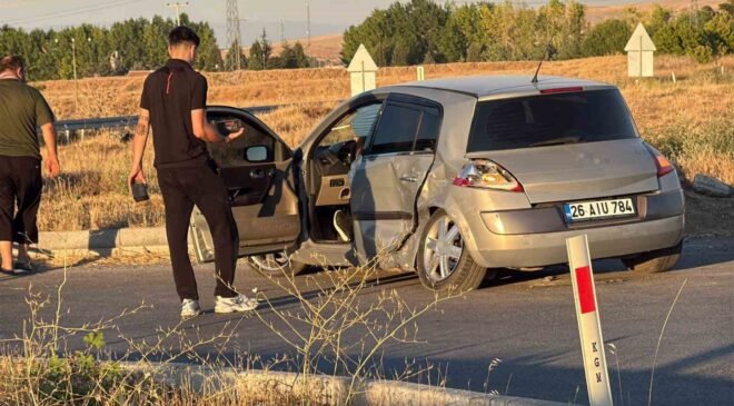 Eskişehir’de iki araç kavşakta çarpıştı: 3 yaralı