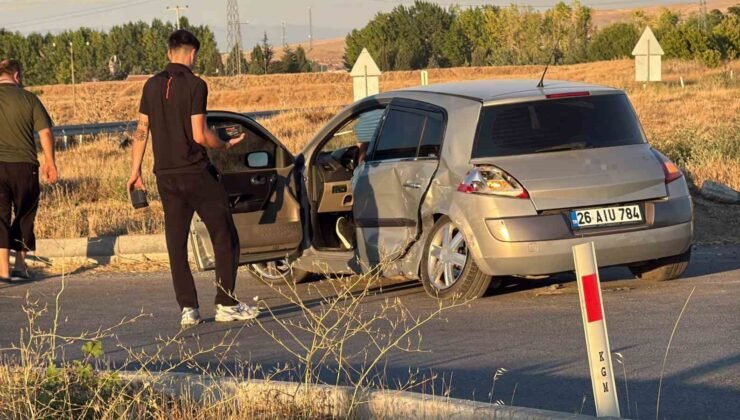 Eskişehir’de iki araç kavşakta çarpıştı: 3 yaralı