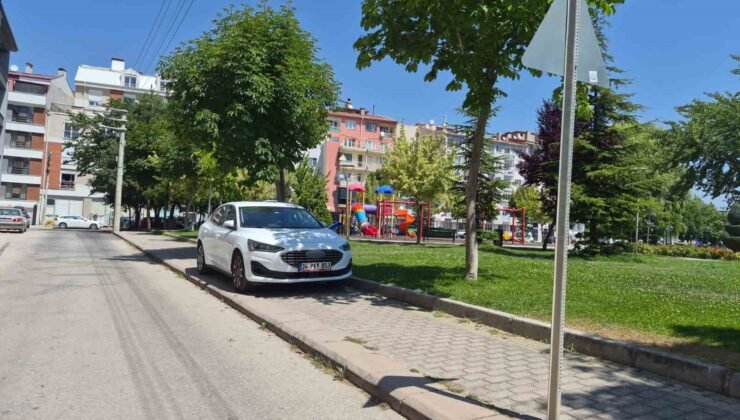 Eskişehir’de kaldırıma park eden sürücü yayaları hiçe saydı