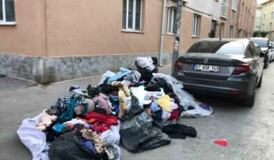 Eskişehir’de kaldırımı kapatan kıyafet yığını dikkat çekti