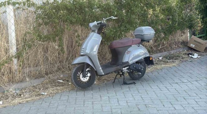 Eskişehir’de kontrolden çıkan motosiklet tramvay durağına daldı: 1 yaralı