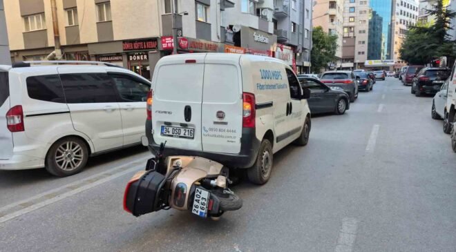 Eskişehir’de korkutan kaza: Motosiklet, hafif ticari aracın altına girdi