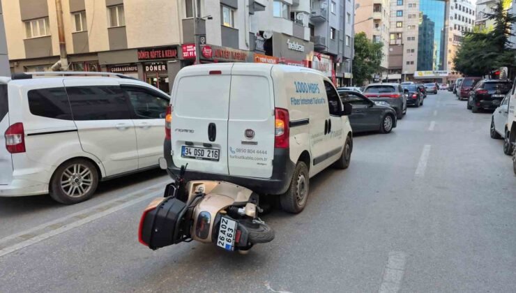 Eskişehir’de korkutan kaza: Motosiklet, hafif ticari aracın altına girdi
