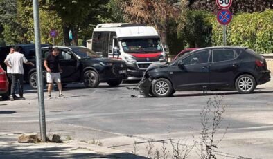 Eskişehir’de meydana gelen kazada iki araç kullanılamaz hale geldi