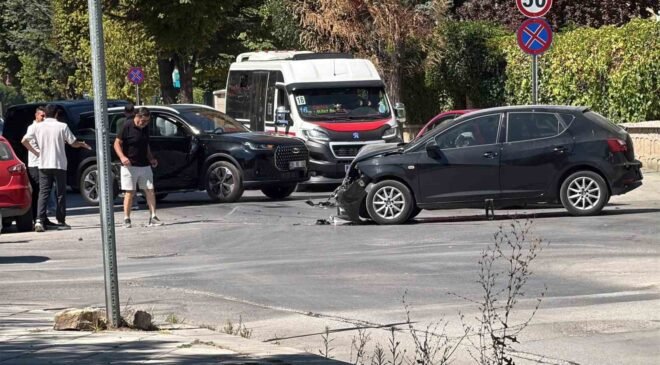 Eskişehir’de meydana gelen kazada iki araç kullanılamaz hale geldi