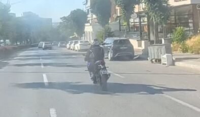 Eskişehir’de motosiklet sürücüsünün tehlikeli şovu kask kamerasına yansıdı