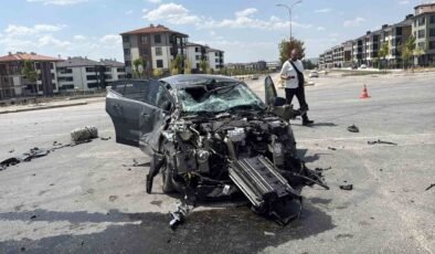 Eskişehir’de otomobil tuğla yüklü tırla çarpıştı: 1 yaralı