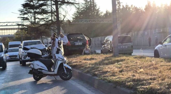 Eskişehir’de pikap ile çarpışan otomobil refüje çıktı