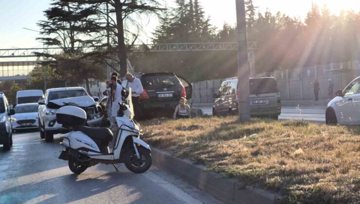Eskişehir’de pikap ile çarpışan otomobil refüje çıktı