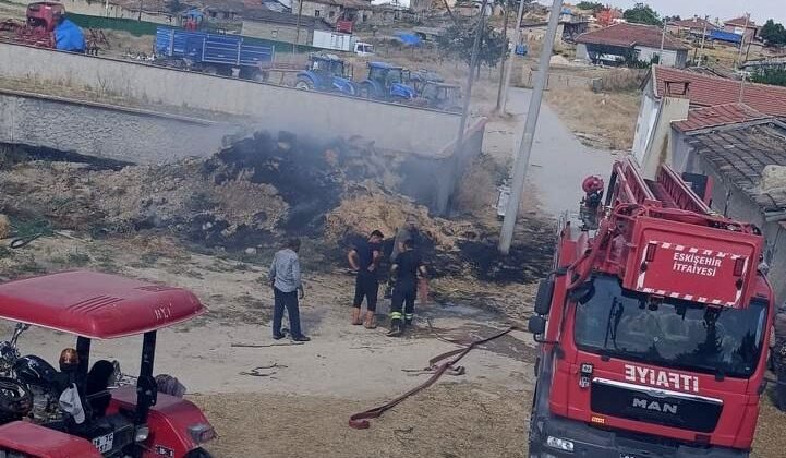 Eskişehir’de saman balyaları yandı