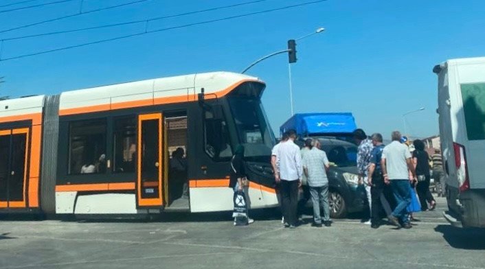 Eskişehir’de tramvay ile araç çarpıştı, seferlerde aksama yaşandı