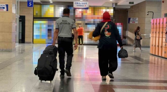 Eskişehir’de trende ayağı sıkışan kadın yolcu itfaiye ekiplerince kurtarıldı