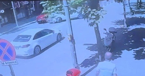 Eskişehir’de U dönüşü yapan otomobile başka bir otomobilin çarpma anı kamerada