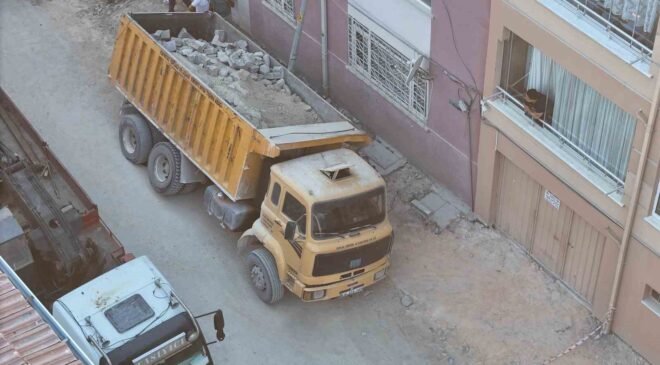 Eskişehir’de yol çöktü, belediyeye ait kamyon çukura düştü