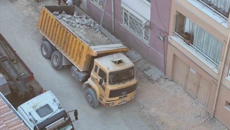 Eskişehir’de yol çöktü, belediyeye ait kamyon çukura düştü