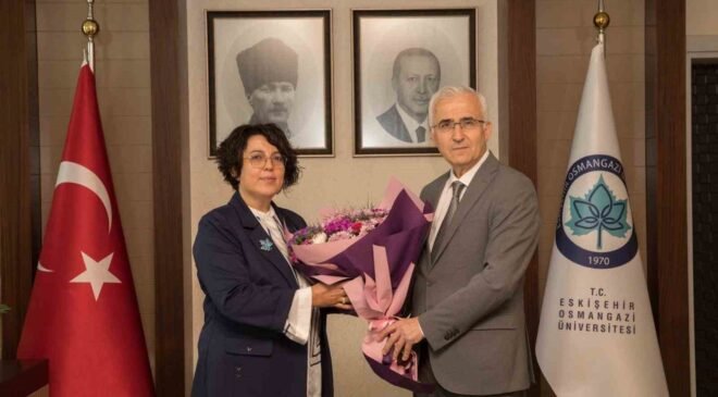 ESOGÜ Rektörü Prof. Dr. Emine Gümüşsoy devir teslim töreninin ardından görevine başladı