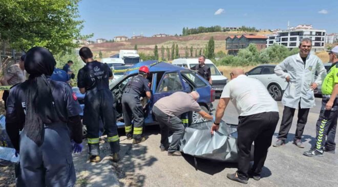 Feci kazada can veren kadının cenazesi sıkıştığı araçtan güçlükle çıkarıldı