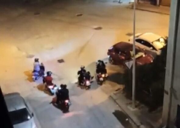 Gece saatlerinde çevreye rahatsızlık veren motosikletli gruba vatandaştan tepki