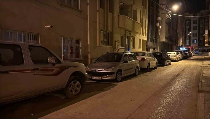 Gece yarısı çalmaya başlayan araç kornası mahalleliyi ayağa kaldırdı