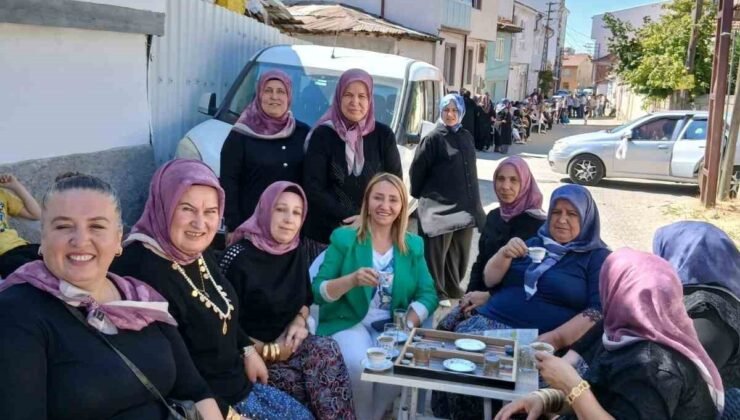 Gelin konvoyunun önünü kesen kadınlar yol ortasında tavla oynayıp, kahve içtiler