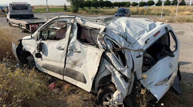Hafif ticari araç takla attı: 1 ölü, 2 yaralı