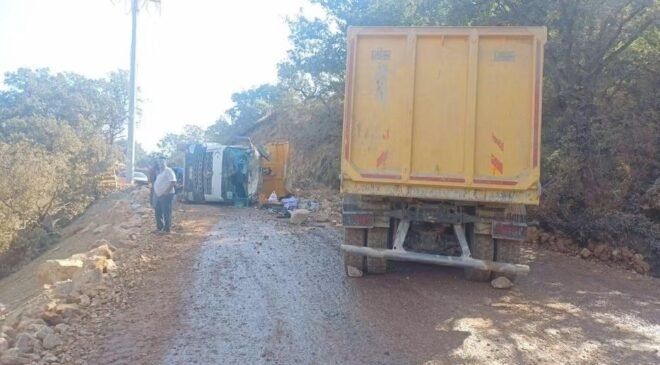 Hafriyat kamyonları çarpıştı; 2 yaralı