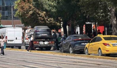 Hatalı park, cadde trafiğini kilitledi