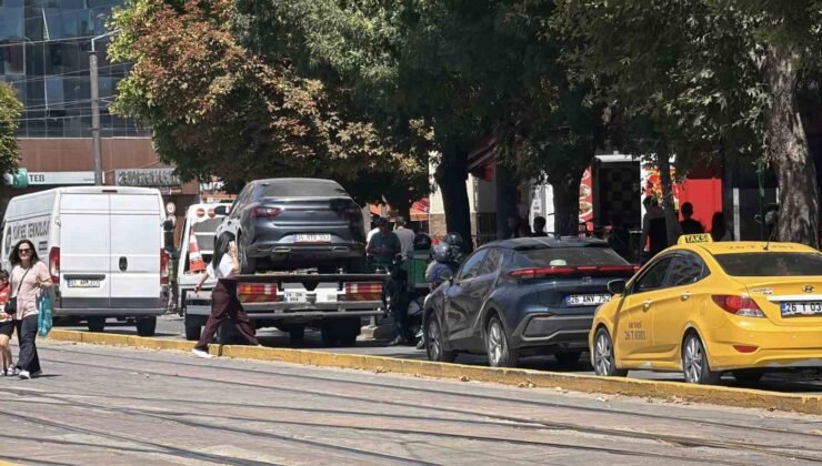 Hatalı park, cadde trafiğini kilitledi