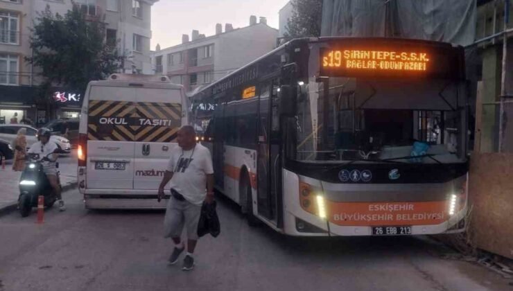 Hatalı park edilen servis aracı trafiğin tıkanmasına sebep oldu