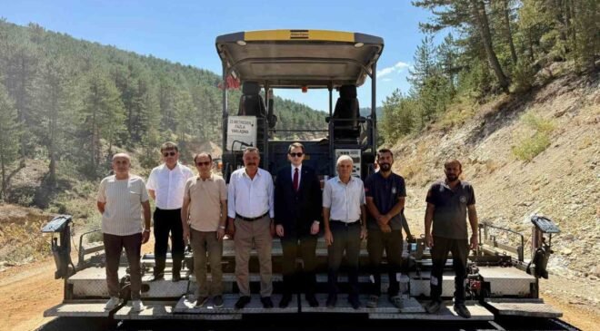 Hisarcık Kızılçukur-Alınören yolunda sıcak asfalt çalışması sürüyor