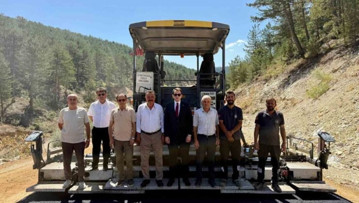 Hisarcık Kızılçukur-Alınören yolunda sıcak asfalt çalışması sürüyor