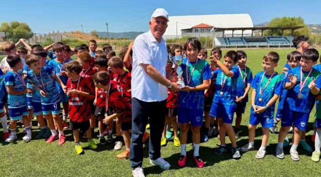 Hisarcık’ta “Ethem Bal Kupası U10 Futbol Turnuvası” sona erdi