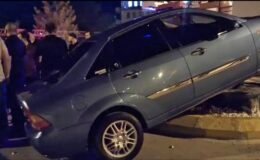 Hisarcık’ta otomobil orta refüje çıktı: Sürücü yaralandı