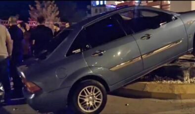 Hisarcık’ta otomobil orta refüje çıktı: Sürücü yaralandı